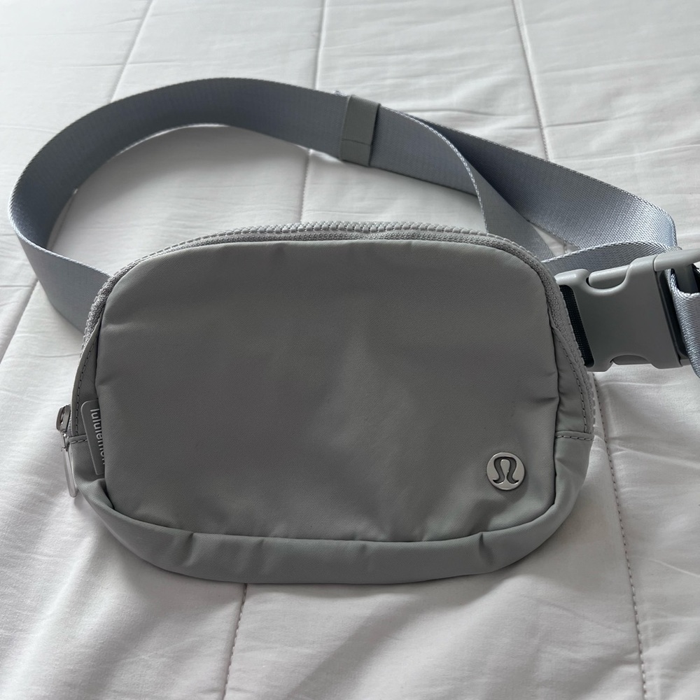 Lululemon Athletica, Lululemon Everywhere Belt Bag 1L (Silver Drop)